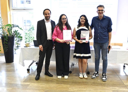 Die Gewinnerinnen des Regionalwettbewerbs der Philosophie-Olympiade vom 13. Februar und des nationalen Wettbewerbs vom 4. März (von links): Landesrat Philipp Achammer, Sabine Gasser, Katharina Izel Melillo, Landeskoordinator Stefan Goller. (Foto: LPA/Deutsche Bildungsdirektion)