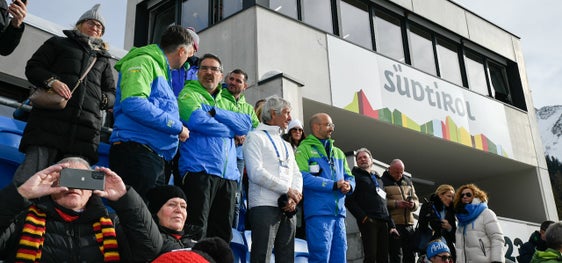 Alfreider, Kompatscher, Leitgeb e Schuster sulle tribune della Südtirol Arena con il Ministro Abodi (Foto: Comitato Coppa del Mondo Biathlon Anterselva)