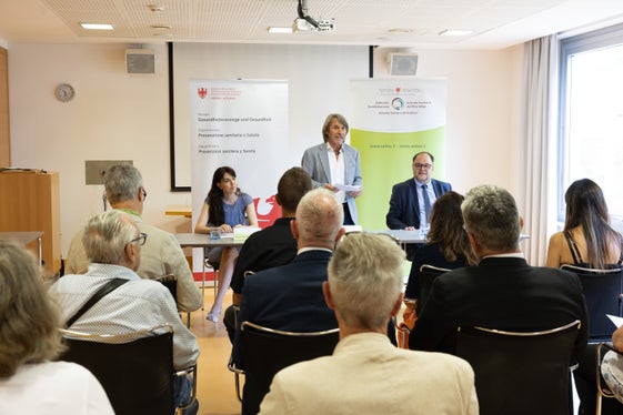 Janah Maria Andreis, die Direktorin des Gesundheitsbezirks Meran (im Bild von links), Hubert Messner, der Landesrat für Gesundheit und Gesundheitsprävention sowie Christian Kofler, der Direktor des Südtiroler Sanitätsbetriebs, im Rahmen der Pressekonferenz in Naturns. (Foto: LPA/Bernhard Aichner)