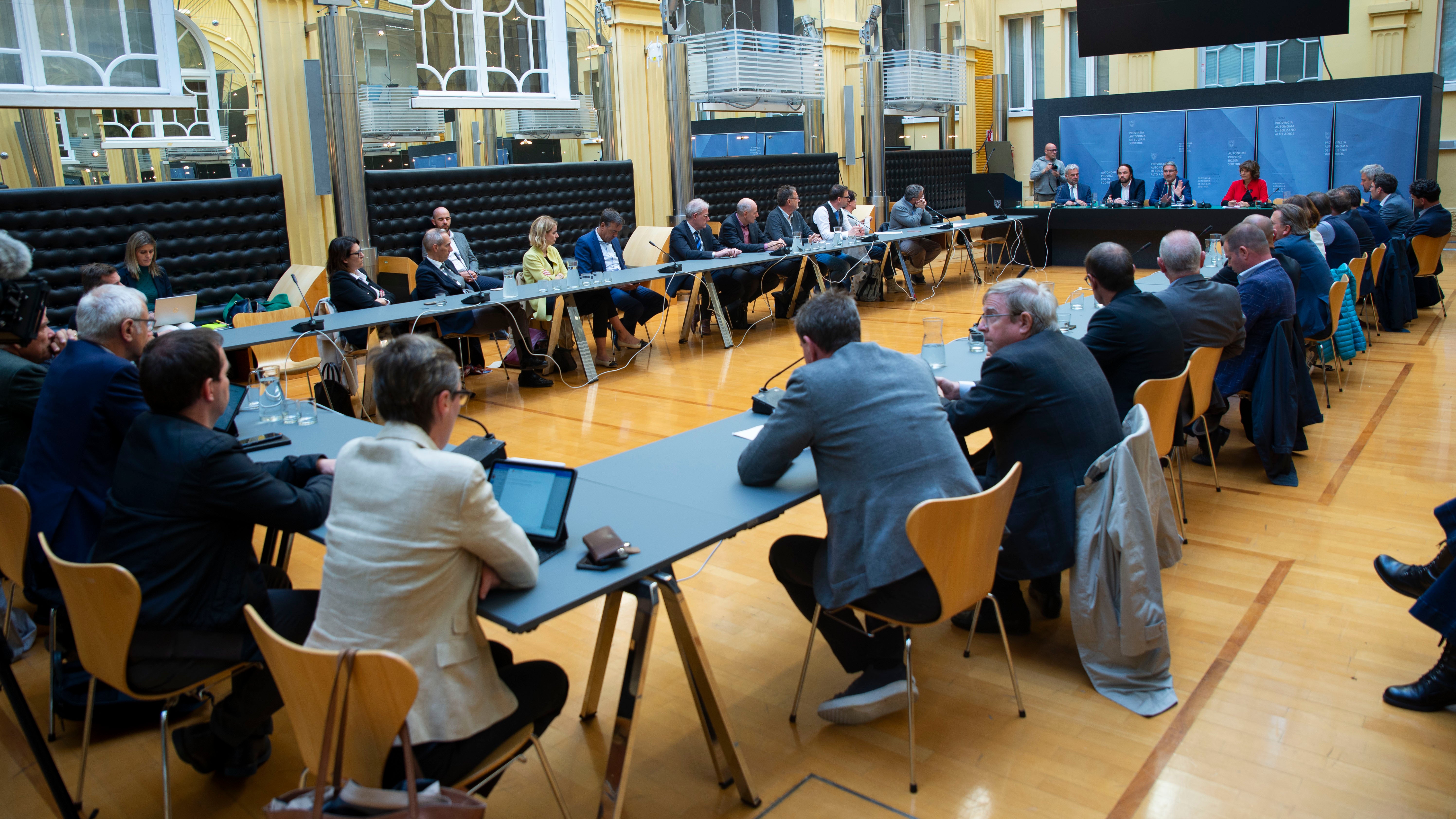 Aiuti diretti, sostegno ai servizi comunali, riduzione del prezzo dell'elettricità, risparmio energetico nell’amministrazione. La Giunta ha presentato il piano di interventi alle parti sociali ed ai rappresentanti delle categorie economiche (Foto: ASP/Fabio Brucculeri)