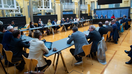 Aiuti diretti, sostegno ai servizi comunali, riduzione del prezzo dell'elettricità, risparmio energetico nell’amministrazione. La Giunta ha presentato il piano di interventi alle parti sociali ed ai rappresentanti delle categorie economiche (Foto: ASP/Fabio Brucculeri)