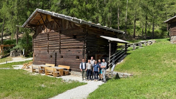 Nell’area del campus transumanza a Madonna di Senales (da sinistra): Benjamin Raffeiner, l’assessore provinciale Peter Brunner, il sindaco e presidente dell’associazione museale Peter Grüner, la direttrice del museo Johanna Niederkofler, Lukas Rainer e Stefan Tappeiner. (Foto: USP/Thomas Bodner)