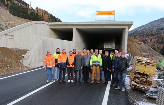 Lokalaugenschein an der neuen Lawinenschutzgalerie in Weißenbach (von links): Massimo Manarin, Davide Maniezzo, Michael Goller, Christian Volgger, Landestagsabgeordneter Franz Locher, Vizebürgermeister Josef Mair, Landesrat Daniel Alfreider, Walter Weis, Bürgermeister Christian Reichsigl, Verfahrensverantwortlicher Roberto Giordani, Raimund Reider (Lawinenkommission) und Mitarbeiter der Unternehmen sowie Grundstückseigentümer. (Foto: LPA/Ingo Dejaco)
