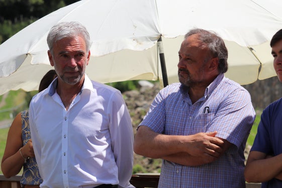 Algund wäre von einem Hochwasser des Mutbachs, der in den Mühlbach mündet, besonders betroffen: Bürgermeister Ulrich Gamper (r.) im Gespräch mit Landesrat Arnold Schuler. (Foto: LPA/Maja Clara)