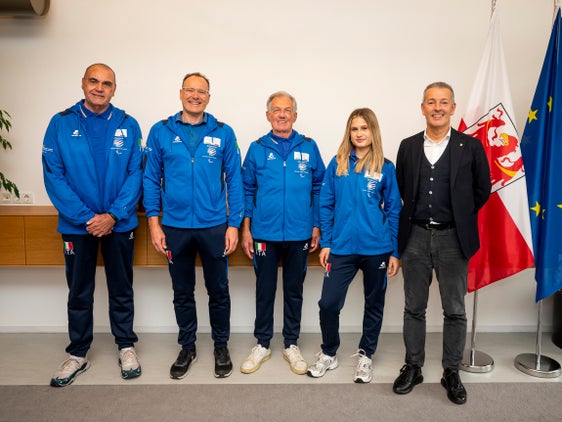 L'assessore provinciale allo Sport Peter Brunner (all'estrema destra) rende omaggio alle prestazioni degli atleti altoatesini ai World Transplant Games. Il 30 ottobre ha incontrato a Bolzano Enzo Borsoi, Eugen Vikoler, Michael Prenner e Anna Negri (da sinistra). (Foto: USP/Fabio Brucculeri)