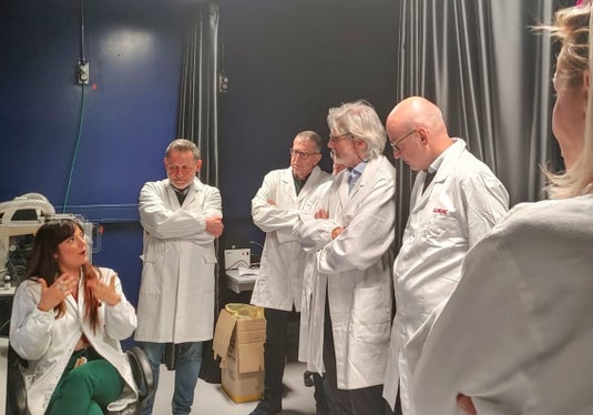 Rappresentanti della Provincia, di Eurac Research e dell'Azienda sanitaria all'incontro nei laboratori dell'Istituto di Biomedicina di Eurac Research (Foto: Eurac Research/Elena Cannavò)