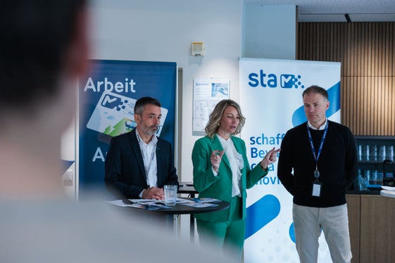 “Fix365 mostra come le aziende, i dipendenti e le istituzioni possano ripensare insieme la mobilità: meno traffico, meno emissioni, meno costi e un polo economico più attrattivo”, ha affermato la capo progetto Verena Schnitzer, al centro della foto. (Foto: USP/STA/Ivan Brentegani)