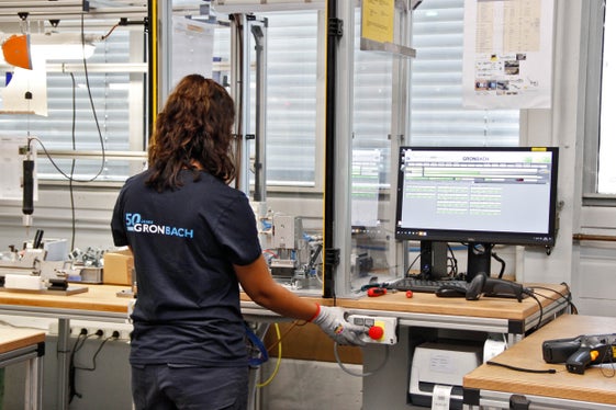 Rund die Hälfte der Gronbach-Belegschaft ist weiblich, das Unternehmen hat sich auf die Entwicklung von Kinematiken, Scharnierlösungen und Teleskopauszügen spezialisiert. (Foto: LPA/Greta Stuefer)