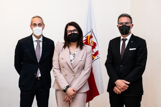 L'incontro a Palazzo Widmann: nella foto (da dx) il Presidente Kompatscher, Elena Messina Bonaldi e il Direttore di Confesercenti Alto Adige Mirco Benetello. (Foto: ASP/Ivo Corrà) 