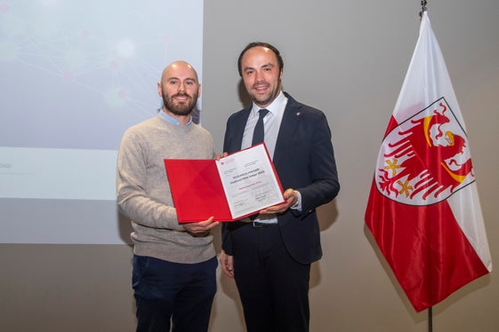 Landesrat Philipp Achammer (rechts) überreichte die Auszeichnung an Matteo Prina (links). (Foto: LPA/Othmar Seehauser)