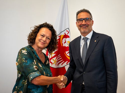 Landeshauptmann Arno Kompatscher (rechts) verabschiedete Abteilungsdirektorin Marina Albertoni. Sie tritt nach fast 28 Jahren Landesdienst am 1. September in den Ruhestand. (Foto: LPA/Fabio Brucculeri)