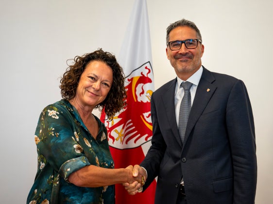 Landeshauptmann Arno Kompatscher (rechts) verabschiedete Abteilungsdirektorin Marina Albertoni. Sie tritt nach fast 28 Jahren Landesdienst am 1. September in den Ruhestand. (Foto: LPA/Fabio Brucculeri)
