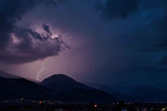 29.000 Blitze wurden in diesem Sommer südtirolweil aufgezeichnet; das Bild entstand in Terlan. (Foto: LPA/Florian Mair)