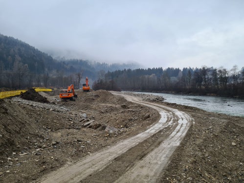 L'aumento della protezione dalle inondazioni e miglioramento dell'aspetto ecologico. Questo l'obiettivo dei lavori avviati sul fiume Rienza, tra Chienes e S. Sigismondo. (Foto: ASP/Ufficio Sistemazione bacini montani Est)