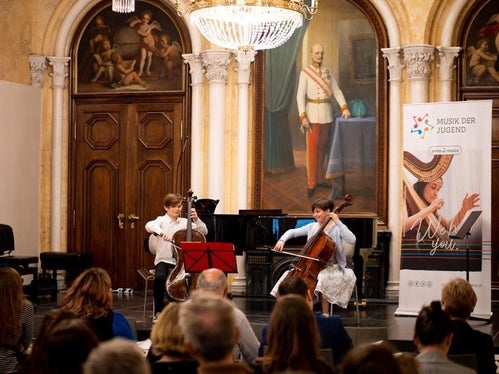 Il Duo Agamben (Raphael Höller, Scuola musicale di Bressanone e Emma Vikoler, Scuola musicale dell'Oltradige/Media Valle dell'Adige) al concorso nella magnifica Sala Fiorentina del Palais Meran di Graz. (Foto: ASP/Nathan Chizzali)