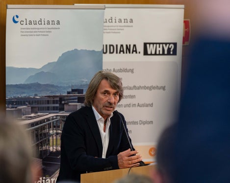 Mit dem Abkommen gelingt es uns, das Medizinstudium, das in Bozen angeboten wird, mit dem klinischen Alltag und der praktischen Gesundheitsversorgung im Südtiroler Krankenhausnetzwerk zu verbinden. Wir komplettieren das medizinische Ausbildungsmodell, bringen es nah an die klinische Praxis und an die Versorgung der Menschen, denn das stärkt zugleich die Gesundheitsversorgung in Südtirol heute und den Arztberuf von morgen, ist Gesundheitslandesrat Hubert Messner überzeugt. (Foto:LPA/Greta Stuefer)