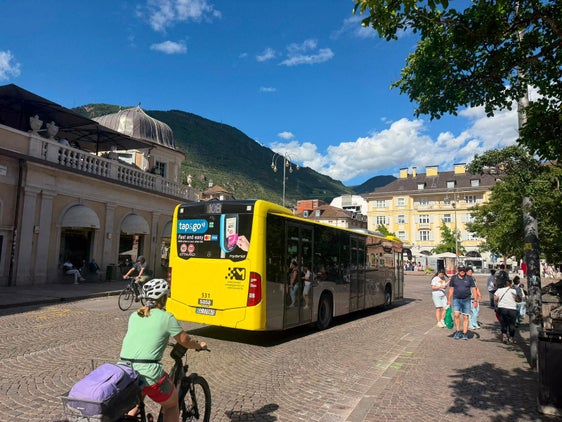 Die neue Haltestelle ermöglicht eine Reduzierung der Linien, die an einigen Haltestellen in der Südtiroler Straße halten, wo es derzeit häufiger zu Konflikten beim Ein- und Aussteigen kommt.  (Foto: LPA/Bruno Benedetto)
