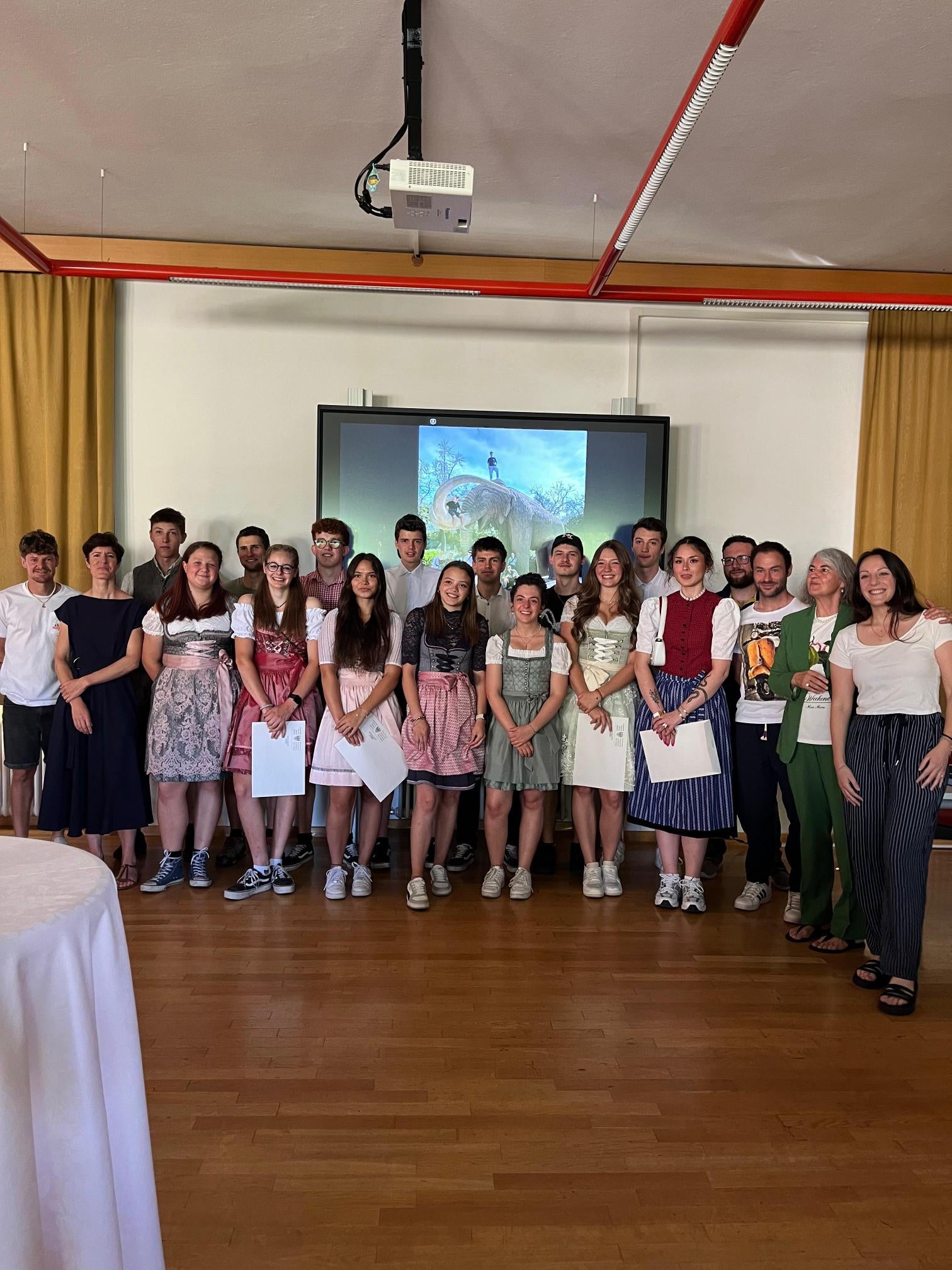 Die ersten 15 Maturantinnen und Maturanten der Fachschule Dietenheim mit einigen Lehrpersonen und der Direktorin (Zweite von links) bei der Diplomfeier am 2. Juli. (Foto: LPA/Fachschule Dietenheim)