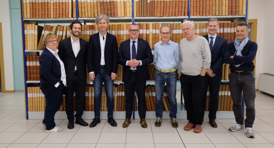 V.l.n.r.: Maria Dietl (Direktorin des Grundbuchamts), Ressortchef Davide Gemmellaro, Abteilungsdirektor Peter Kasal, Landesrat Christian Bianchi, Stefano Capuzzo (Direktor des Katasteramts Bozen), Paolo Russo (Direktor des Inspektorats für Kataster und stellvertretender Abteilungsdirektor), Simone De Giacinto (Direktor des Inspektorats für Grundbuch) und Michele Fantini (Rechenzentrum). (Foto: LPA/Gianluca Crocco)