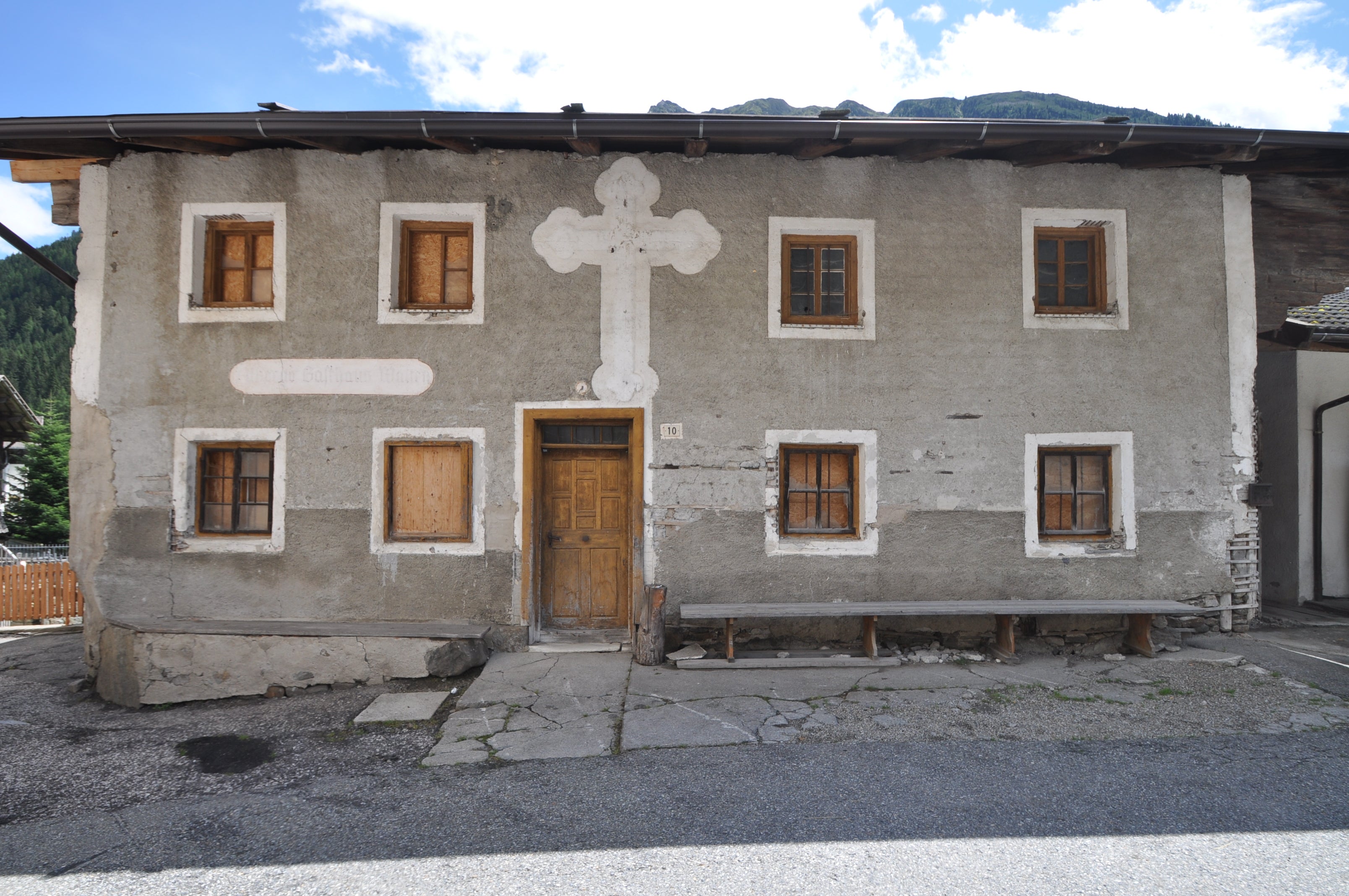 Il Wirtsguat accanto alla chiesa parrocchiale di Sant'Antonio a Valtina sarà ristrutturato e trasformato in un edificio multifunzionale. (Foto: Soprintendenza ai beni culturali)
