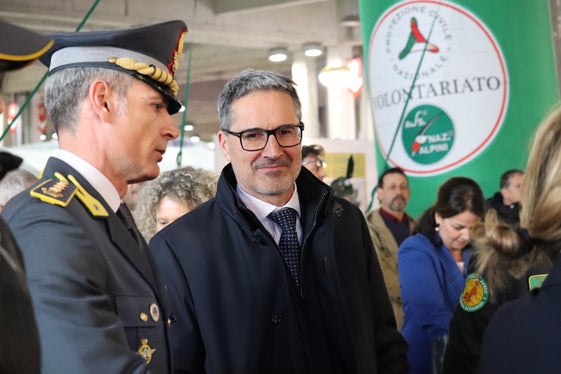 Landeshauptmann und Bevölkerungsschutzlandesrat Arno Kompatscher hat sich nach der offiziellen Eröffnung ein Bild von der Fachmesse Civil Protect verschafft. (Foto: LPA/Maja Clara)