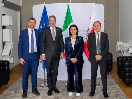 Zufriedene Gesichter dank finanzieller Unterstützung aus Rom in Richtung ökologischen Wandel und Energiewende (v. l.): Landesrat Alfreider, Landeshauptmann Kompatscher, Staatssekretärin Gava, Landesrat Vettorato (Foto: LPA/Fabio Brucculeri)