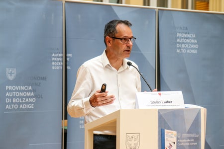 Arbeitsmarktservice-Direktor Stefan Luther wies darauf hin, dass es neue Beschäftigungsrekorde gebe. Zurückzuführen seien diese aber nicht auf das heimische Beschäftigungspotential, sondern auf den Zuzug von außen. (Foto: LPA/Ingrid Silginer) 