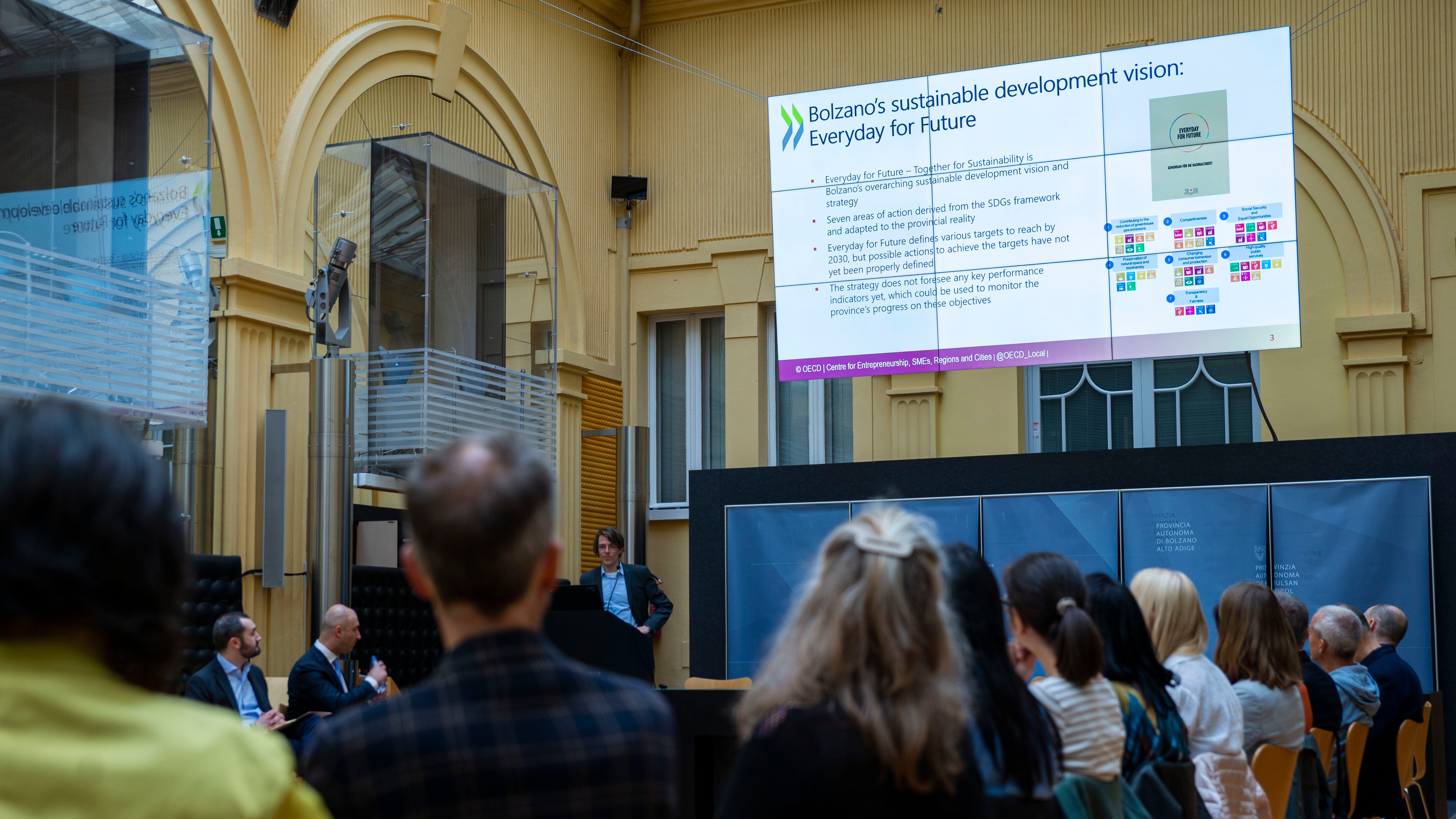 L'OCSE sta conducendo una valutazione esterna sulla strategia di sostenibilità adottata dalla Provincia di Bolzano. Nella foto, un momento dell'odierno workshop con gli stakeholder tenutosi a Palazzo Widmann (Foto: ASP/Fabio Brucculeri)