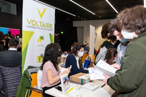Grande curiosità e affluenza tra gli stand della Fiera delle lingue, inaugurata oggi al Noi Tech Park di Bolzano. (Foto: Vanessa Runggaldier)