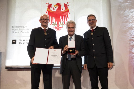 Alberto Stenico di Bolzano ha ricevuto la croce al merito dai presidenti Anton Mattle (a sinistra) e Arno Kompatscher (a destra) per il suo instancabile impegno a favore della convivenza pacifica tra i gruppi linguistici in Alto Adige. (Foto: Land Tirol/Sedlak)