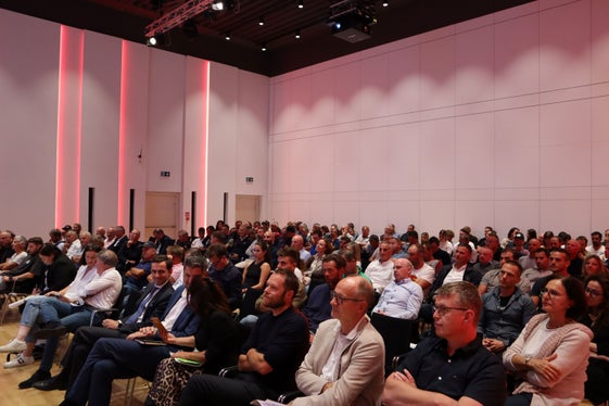 Durante l'assemblea generale del Collegio professionale dei maestri di sci di quest'anno, 75 nuovi diplomi sono stati consegnati ai maestri di sci e di sci di fondo (Foto: ASP/Noemi Prinoth)