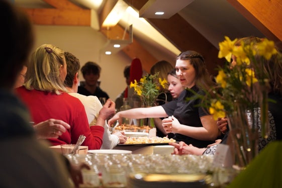 La cooperativa studentesca hondgmocht & hausgmocht della Scuola professionale di Tesimo ha offerto pietanze deliziose in occasione dell'inaugurazione della vetrina Die Kraft der Hände – Bäuerinnen im Fokus al Museo delle donne di Merano. (Foto: USP/Südtiroler Bäuerinnenorganisation)