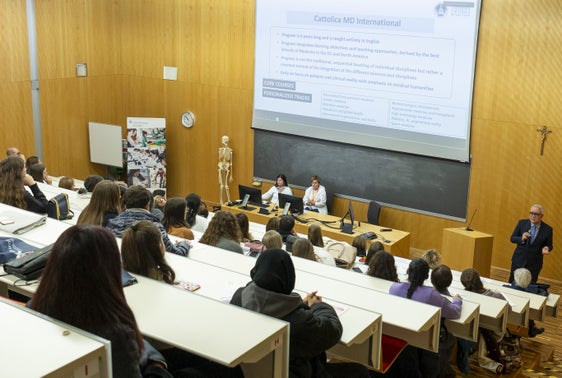 Derzeit studieren etwa 700 Studentinnen und Studenten am Universitären Ausbildungszentrum für Gesundheitsberufe Claudiana in Bozen. Das Bild entstand während eines Tags der Offenen Tür an der Claudiana. (Foto: LPA/Fabio Brucculeri)