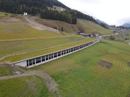 Drohnenbild der neuen Lawinenschutzgalerie auf der Staatsstraße im Sarntal in Weissenbach. (Foto: LPA/GNews)