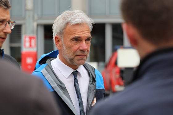 Hilfe aus Südtirol auf den Weg geschickt: Bevölkerungsschutzlandesrat Schuler bei der Verabschiedung des Hilfszugs im Innenhof der Berufsfeuerwehr (Foto: LPA/Maja Clara)