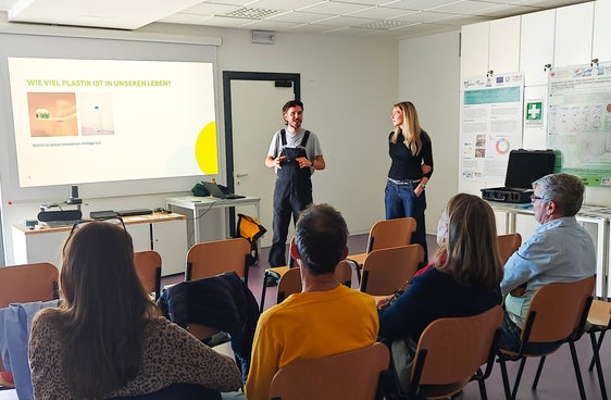 Michelangelo Lamonaca und Hannah Profanter vom Ökoinstitut Südtirol erklärten auf sehr anschauliche Art und Weise, wie bei der Brillenproduktion täglich große Mengen an Mikroplastik als Abfallprodukt anfallen. (Foto: LPA/Ursula Pirchstaller)