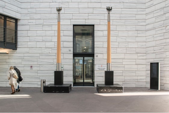 Die Landespersonalabteilung hat im Hinblick auf die Umsetzung von Aufbauplan-Projekten insgesamt 34 Stellen in den Bereichen Bau, Mobilität, Informatik und Wissenschaft ausgeschrieben. Im Bild das Landhaus 2 (Foto: LPA)