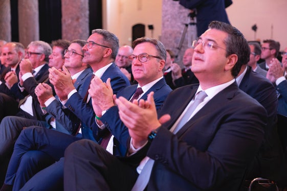 Freude über zehn Jahre grenzüberschreitende Zusammenarbeit innerhalb Europas: (v.l.) Präsident des Ausschusses der Regionen Apostolos Tzitzikostas, Landeshauptleute Platter, Kompatscher, Fugatti. (Foto: Land Tirol/Sedlak)