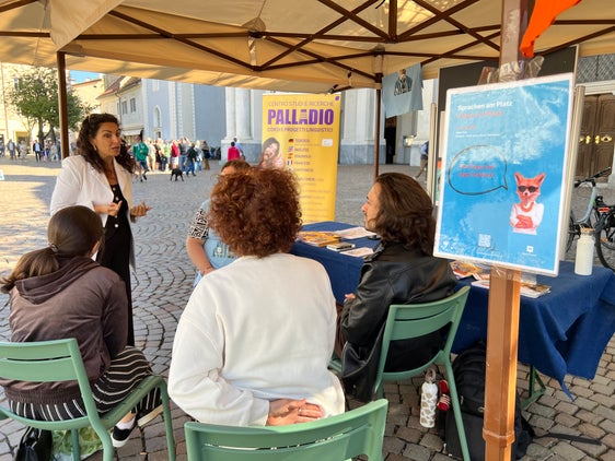 Auch die italienische Gebärdensprache (Lingua dei Segni Italiana – LIS) wurde bei "Sprachen am Platz" vorgestellt und vermittelt. (Foto: Amt für Weiterbildung und Sprachen/Biljana Stefanoska)