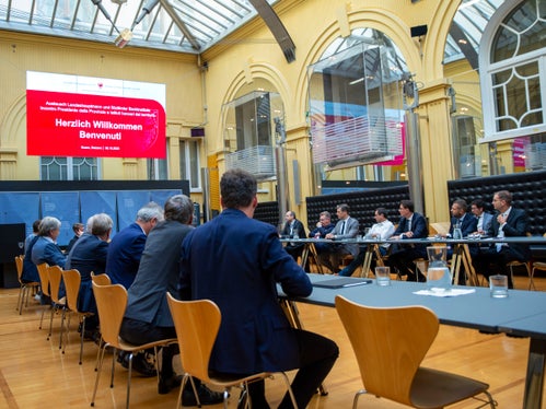 Um mögliche&nbsp;Entlastungsmaßnahmen&nbsp;für&nbsp;Familien&nbsp;und&nbsp;Unternehmen&nbsp;vor dem Hintergrund steigender Zinsen ging es kürzlich (6. Oktober) bei einem Treffen des Landeshauptmanns mit den&nbsp;Banken&nbsp;und&nbsp;Kreditinstituten. (Foto: LPA/Brucculeri)