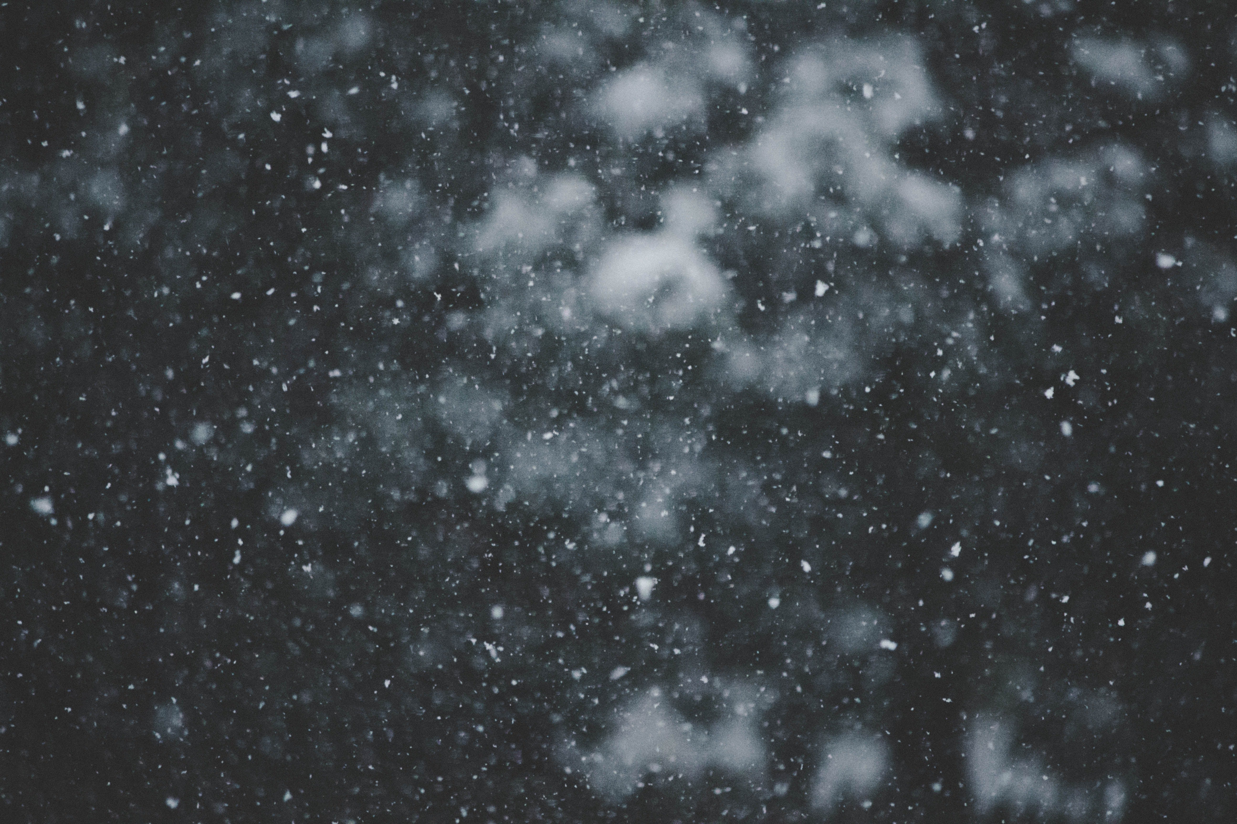 Domani (13 settembre) e sabato sono previste nevicate lungo il confine con il Tirolo del Nord. È particolarmente importante prestare attenzione alle condizioni meteorologiche sulle strade e prepararsi a condizioni di guida invernali. (Foto: Unsplash)