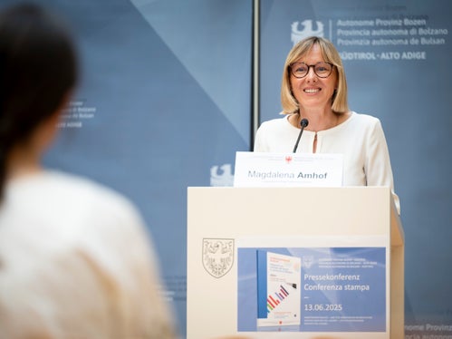 Le sfide attuali del mercato del lavoro non riguardano solo l'Alto Adige. I cambiamenti demografici e la quota crescente percentuale di lavoratori anziani sono visibili in tutte le regioni vicine, ha spiegato l'assessora provinciale al Lavoro, Magdalena Amhof. (Foto: USP/Fabio Brucculeri)
