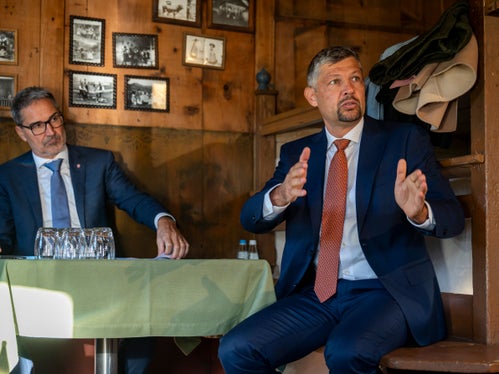L assessëur Alfreider (a man drëta tla foto, dlongia l presidënt dla Provinzia Autonóma de Bulsan, Arno Kompatscher) à nunzià che dai 24 nchin ai 25 de utober unirà la streda dla Val Badia inò stluta per plu lëures per la seguré. (Foto: USP/Fabio Brucculeri)
