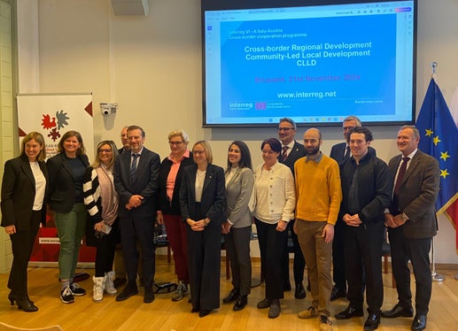 LR Magdalena Amhof und LH Arno Kompatscher beim Treffen mit Vertretern der Interreg-Partnerregionen, der Europäischen Kommission, der Projektbehörden sowie lokalen Akteuren aus dem CLLD-Gebiet Terra Raetica. (Foto: LPA)