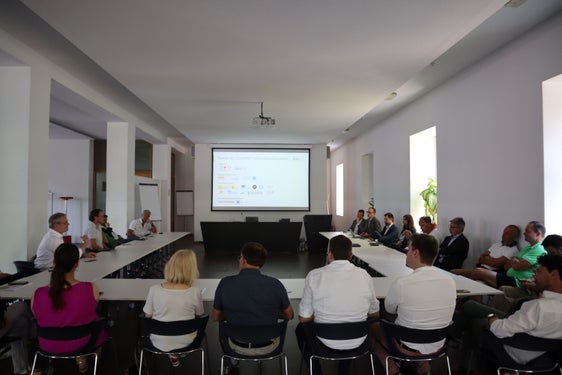 Die Entscheidungsträgerinnen und -träger des Tourismussektors sowie die Vertretenden diverser Wissenschafts- und Forschungseinrichtungen tauschten sich über die Umsetzung des LTEK 2030+ aus. (Foto: LPA/Noemi Prinoth).