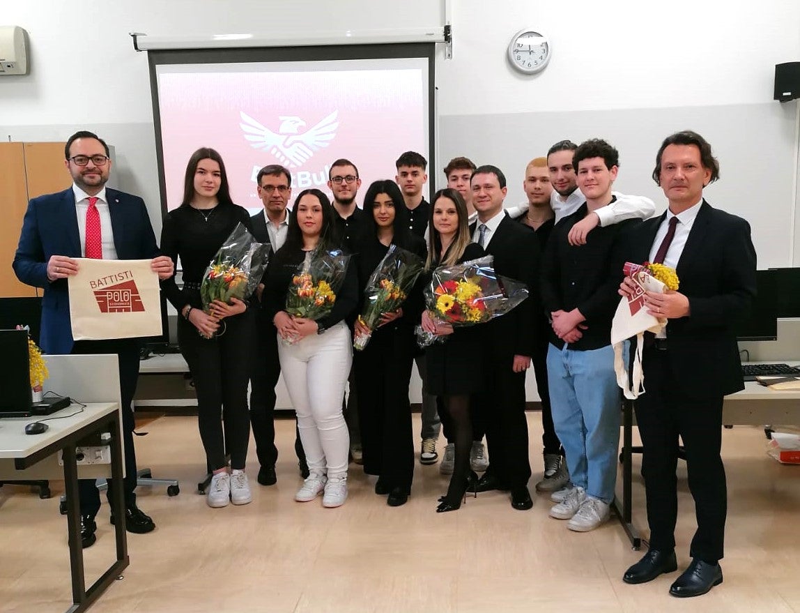 Der italienische Bildungsrat Galateo (1. v. l.) und der italienische Bildungsdirektor Gullotta (1. v. r.)  mit dem Team der Fachoberschule Battisti, das eine App gegen Mobbing an den Schulen entwickelt hat. (Foto: LPA)