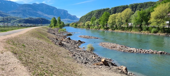 L'Adige dopo la riqualificazione, nei pressi di Vadena. (Foto: USP/Ufficio Centro funzionale provinciale dell'Agenzia per la Protezione civile)
