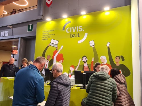Viele Bürger nutzten das Angebot, am Messestand einen SPID zu erstellen. Mitarbeitende der Gemeinden Sarntal und Bozen stehen ihnen während der Herbstmesse am Stand CIVIS und myCIVIS zur Seite. (Foto: SIAG)