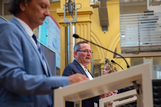 L'alto tasso di successo formativo è indicatore dell'elevata qualità della scuola altoatesina. Nella foto (da sinistra) i direttori Gullotta e Tschenett e la direttrice Ploner  (Foto: ASP/Greta Stuefer)