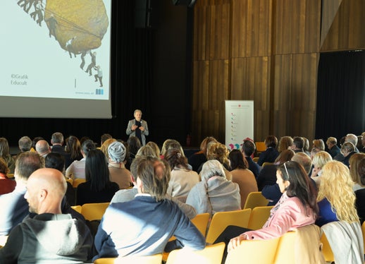 Hans Karl Peterlini, Professor für Allgemeine Erziehungswissenschaft und Interkulturelle Bildung sowie UNESCO-Lehrstuhlinhaber Global Citizenship Education – Culture of Diversity and Peace an der Alpen-Adria-Universität Klagenfurt sprach über “Inklusion schon gut, aber … bringt die Migrationsgesellschaft unser Schulsystem an seine Grenzen?” (Foto: LPA/Deutsche Bildungsdirektion)